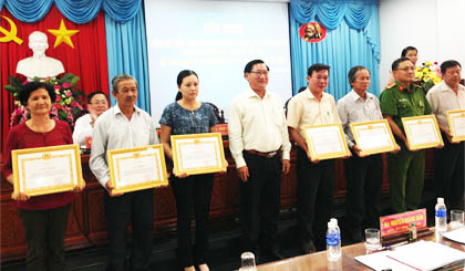 Ông Đặng Thanh Liêm, Bí thư Thành ủy Mỹ Tho tặng Giấy khen cho các tập thể.