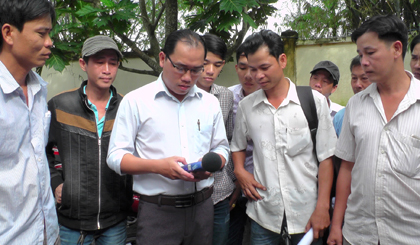 Phòng Văn hóa - Thông tin huyện Cai Lậy sử dụng máy đo tiếng ồn để kiểm tra việc chấp hành các quy định của pháp luật về hoạt động văn hóa gây tiếng ồn của các tổ chức, cá nhân kinh doanh dịch vụ karaoke di động.