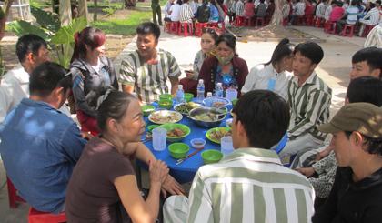 Người thân và phạm nhân quây quần bên nhau trong bữa cơm trưa sau Hội nghị “Gia đình phạm nhân”.