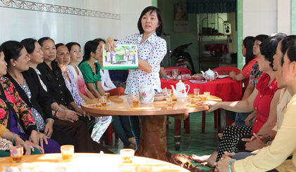 Buổi sinh hoạt tổ phụ nữ “5 không 3 sạch”, ấp Mỹ Tường, xã Mỹ Đức Tây, huyện Cái Bè.