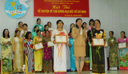 Ban Tổ chức trao giải cho các thí sinh.