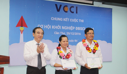 Đại diện nhóm thực hiện đề án “Sản xuất và tiêu thụ sản phẩm Mứt thanh long ruột đỏ sấy dẻo” của các giảng viên Khoa NN&CNTP Trường ĐH Tiền Giang nhận giải 3 của cuộc thi (đứng giữa).