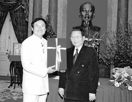 Nhận quà từ Chủ tịch nước Trần Đức Lương trong ngày gặp mặt doanh nhân tiêu biểu