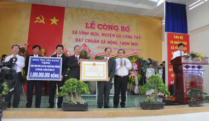 Lãnh đạo tỉnh trao Bằng Công nhận và tặng công trình phúc lợi trị giá 1 tỷ đồng của UBND tỉnh cho xã đạt chuẩn NTM Vĩnh Hựu