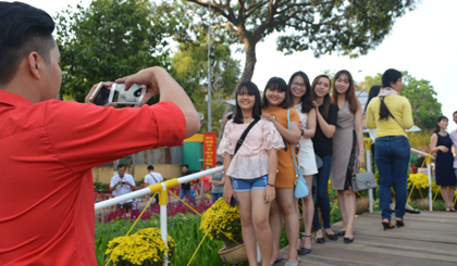 Những chàng trai cô gái trong màu áo mới cùng nhau chụp ảnh làm kỷ niệm.