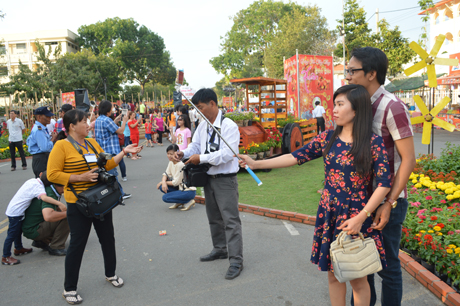 Bên cạnh tạo điều kiện làm thêm cho một số nhiếp ảnh chụp dạo.