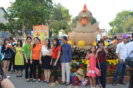 Mọi người rất thích thú với biểu tượng con Gà năm nay