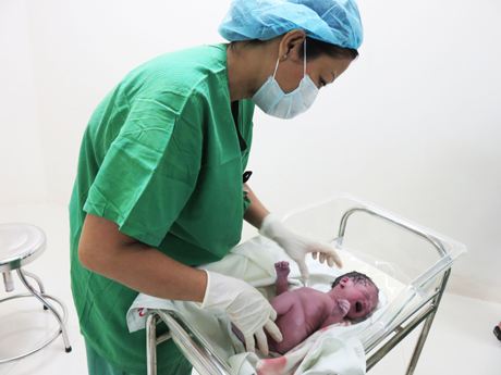 Bé cất tiếng khóc chào đời khi ra khỏi bụng mẹ.