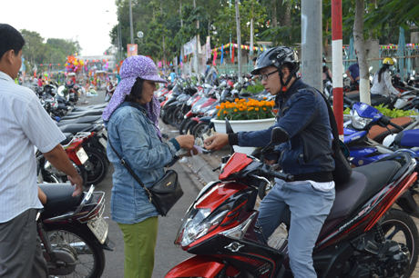 Bãi giữ xe tham quan đường hoa chật kín. 