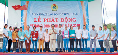 Lãnh đạo tỉnh và LĐLĐ tỉnh tặng quà cho CNLĐ có hoàn cảnh khó khăn trong “Tháng Công nhân” năm 2016.