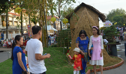 ...hay lũy tre xanh bên những đống rơm chòi lá.