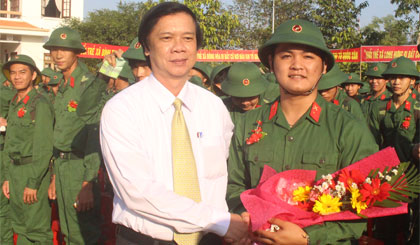 Ông Nguyễn Văn Danh, Ủy viên BCH Trung ương Đảng, Bí thư Tỉnh ủy, Chủ tịch HĐND tỉnh và ông Lê Hồng Quang, Ủy viên BCH Trung ương Đảng, Phó Bí thư Thường trực Tỉnh ủy động viên thanh niên huyện Châu Thành và huyện Gò Công Tây lên đường nhập ngũ.