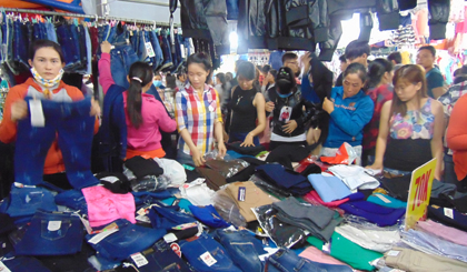 Quần áo là mặt hàng được bày bán chủ yếu ở chợ đêm Mỹ Tho và được nhiều người chọn lựa, mua sắm vào dịp Tết, vì có giá khá “mềm”.