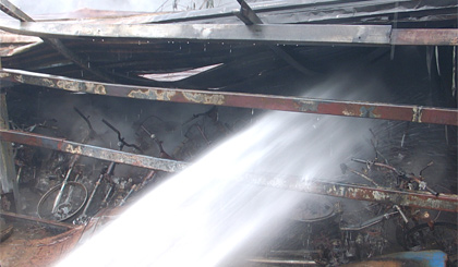 Hiện trường vụ cháy, hàng trăm xe mô tô cháy trơ khung.