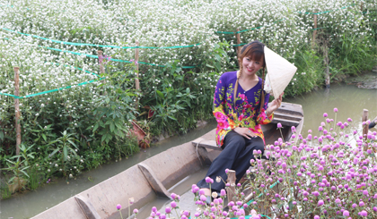 Vườn hoa được trang trí với nhiều tiểu cảnh như bến nước, xuồng ba lá… tạo nên nét đẹp duyên quê rất đặc trưng.