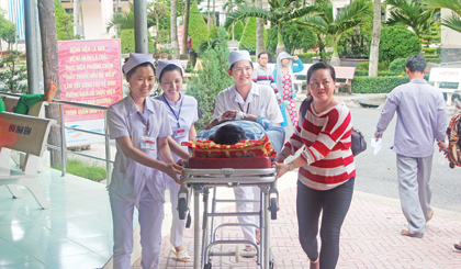 Cán bộ y tế luôn có mặt để hỗ trợ khi bệnh nhân và thân nhân người bệnh có nhu cầu. 