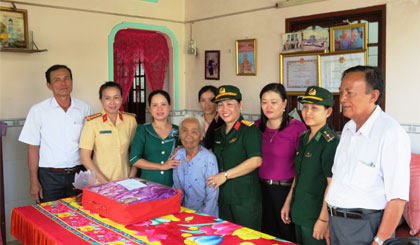 Đoàn tặng quà cho Mẹ Việt Nam Anh hùng Đoàn Thị Y.