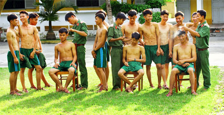 “Làm đẹp cho nhau”. Ảnh: Hà Quốc Thái