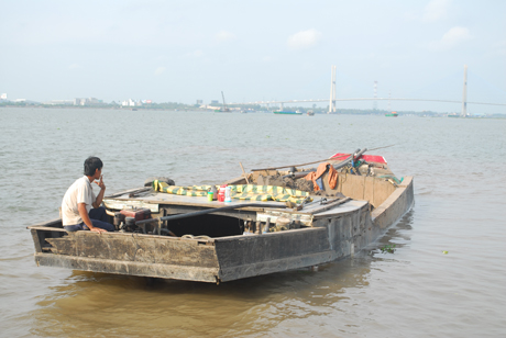 Chiếc ghe vừa mua cát từ chiếc xáng cạp định chạy thoát ra sông Tiền.