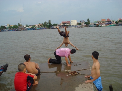 Tắm sông - Trò chơi nguy hiểm của trẻ em.