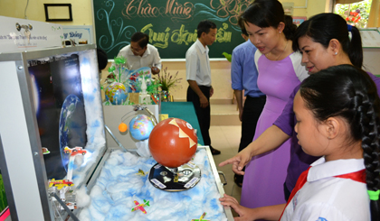 Đại biểu tham quan triển lãm cuộc thi tại Trường TH Nguyễn Huệ.