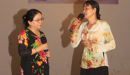 Ngọc Điệp - Thu Vân (xã Mỹ Phong) song ca cổ.