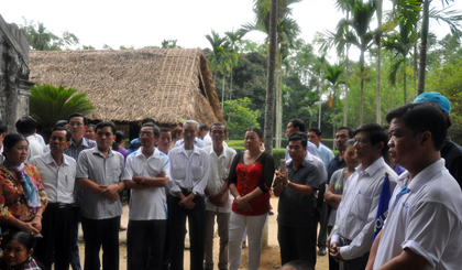 Đoàn cán bộ tỉnh Tiền Giang nghe thuyết minh về cụm di tích Làng Sen.