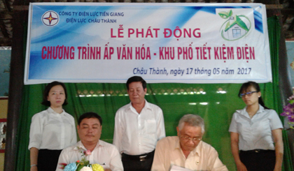 Ông Trần Văn Thạo, Phó Chủ tịch UBND huyện chứng kiến lễ ký kết.