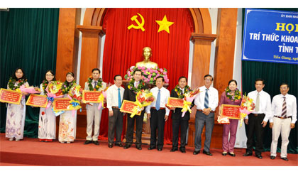 Vinh danh các tiến sĩ tại buổi họp mặt.