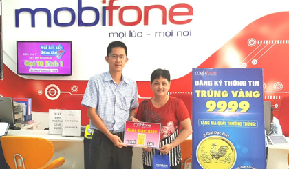 Ông Đặng Quốc Trung, Giám đốc Mobifone Tiền Giang trao 1 chỉ vàng cho chị Tuyết