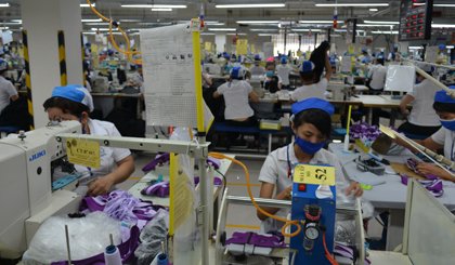 Do không tìm được việc làm theo ngành nghề đã được đào tạo, không ít sinh viên sau khi tốt nghiệp ra trường phải đi làm công nhân. Ảnh: Thu Hoài