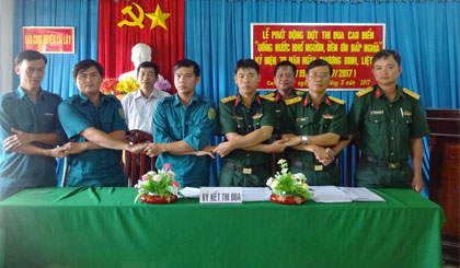 Ký kết và bắt tay quyết tâm thực hiện tốt giao ước thi đua.