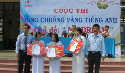 Trao giải cho thí sinh xuất sắc.