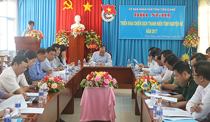 Các đại biểu làm việc tại hội nghị.