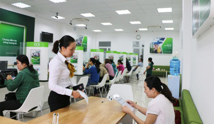 Khách hàng giao dịch tại trụ sở mới Phòng Giao dịch Mỹ Tho.