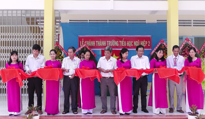 Đại biểu cắt băng khánh thành công trình Trường Tiểu học Ngũ Hiệp 2.