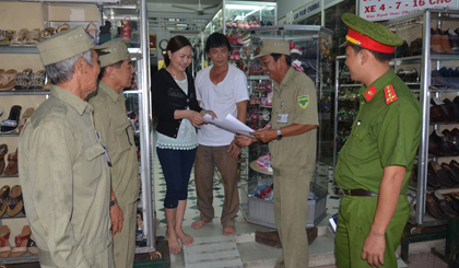 Bảo vệ dân phố Phường 4, TP. Mỹ Tho tham gia tuyên truyền pháp luật ở địa bàn dân cư. Ảnh: Thanh Việt