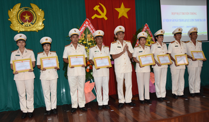 Đại tá Nguyễn Hữu Trí, Ủy viên Ban Thường vụ Tỉnh ủy - Giám đốc Công an tỉnh tặng Giấy khen cho các tập thể, cá nhân lập thành tích xuất sắc trong đợt thi đua đặc biệt chào mừng kỷ niệm 50 năm Ngày thành lập lực lượng Thanh tra CAND. Ảnh: ĐẶNG THANH