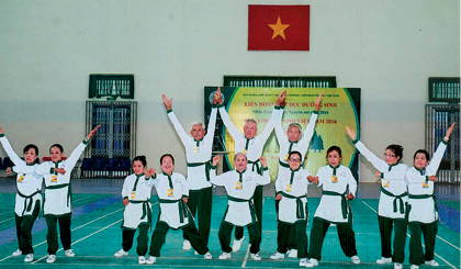 CLB Dưỡng sinh Hội CCB xã Phú Kiết tham gia biểu diễn tại Gala Dưỡng sinh Việt Nam năm 2016.