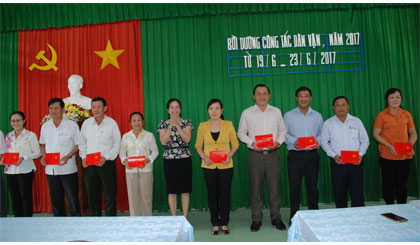 Trao Giấy chứng nhận hoàn thành lớp bồi dưỡng cho học viên.