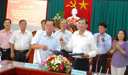 Đại diện Sở NN&PTNT ký kết hợp tác với đại diện Liên hiệp các Hội Khoa học và Kỹ thuật tỉnh.