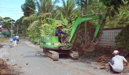 Xã Long Khánh đang thi công láng nhựa đường ấp Phú Hưng (dài 1,4 km, rộng 4 m), kinh phí thực hiện 1,5 tỷ đồng.