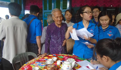 Quang cảnh buổi khám bệnh và phát quà.