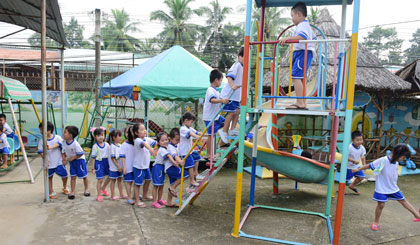 Cha mẹ hãy quan tâm, chăm lo con cái của mình nhiều hơn để hạn chế tình trạng trẻ “nghiện” điện thoại.