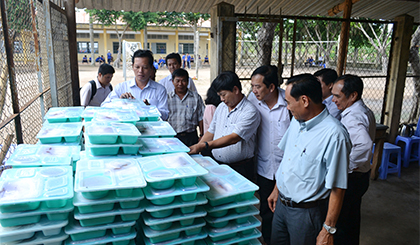 Đoàn khảo sát thực tế nơi sinh hoạt ăn uống của các học viên tại Trung tâm