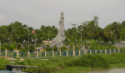 Tượng đài Chiến thắng Ba Rài. Ảnh: NGUYỄN NGỌC PHAN