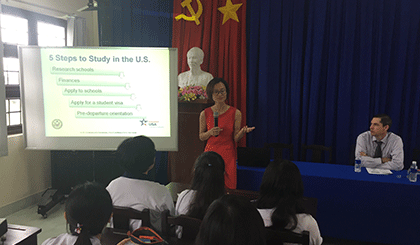 Đại diện Lãnh sự quán Hoa Kỳ đã trao đổi với học sinh nhà trường về các vấn đề du học, học bổng