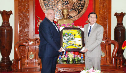 Chủ tịch UBND tỉnh Lê Văn Hưởng trao quà lưu niệm cho Tổng Lãnh sự Aleksei Vladimirovich Popov.