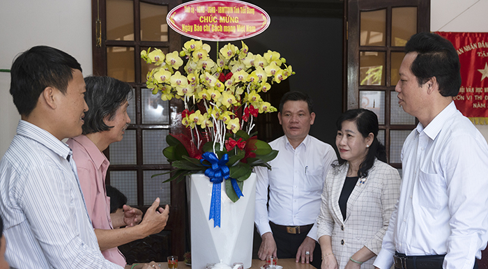 Lãnh đạo Tỉnh chúc mừng Tạp chí Văn nghệ Tiền Giang nhân kỷ niệm 98 năm ngày Báo chí Cách mạng VN