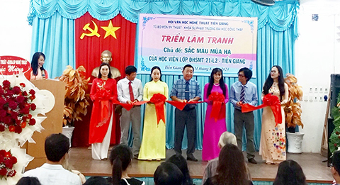 Cắt băng khai mạc triển lãm